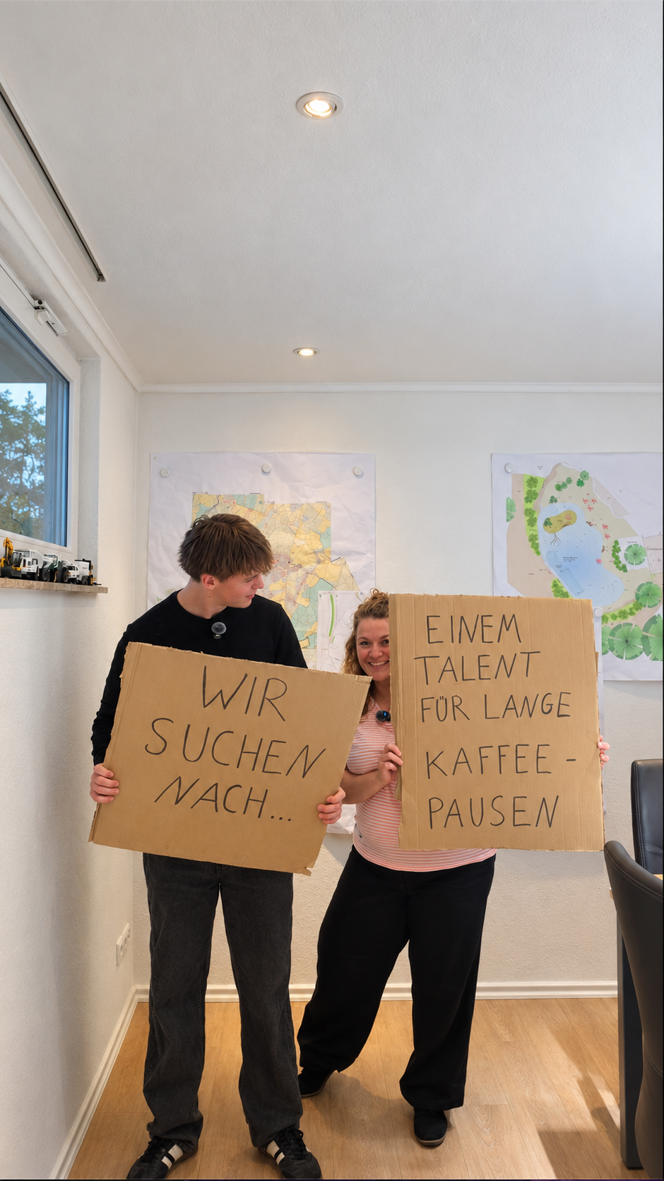 Recruiting-Reel aus dem Kreis Pinneberg – Person mit Pappschildern zur Talentsuche